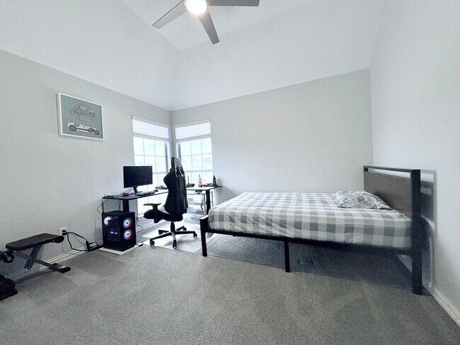 Building Photo - 8425 Brooksby Dr