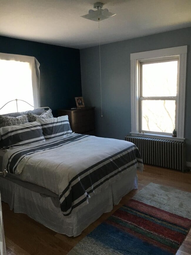 Building Photo - Fantastic, DE-LEADED 4-bedroom, 2.5 bathroom townhouse in Newton available for a summer move-in!