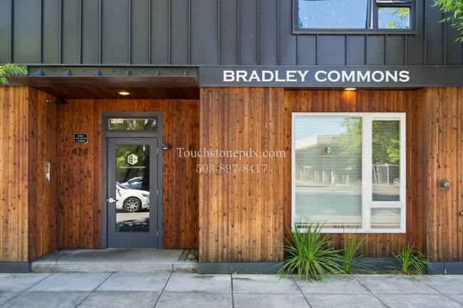 Building Photo - Ground-Level Modern Apartment at Bradley Commons!
