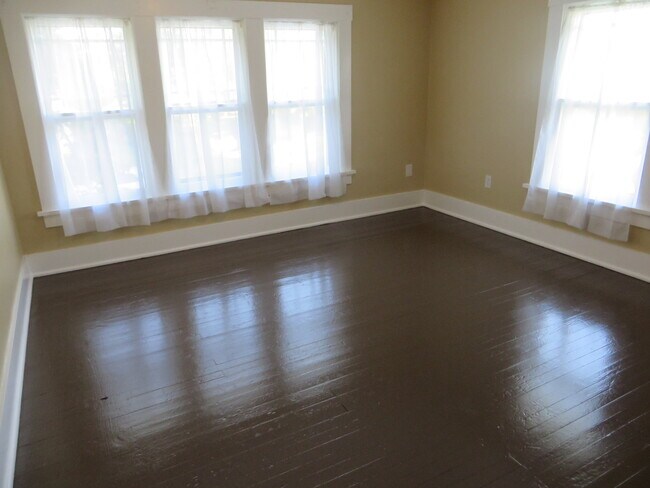 Building Photo - 826 Nuttman Ave