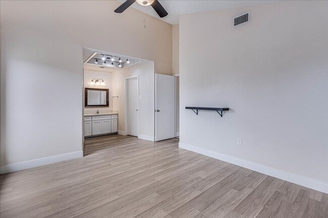 Building Photo - 985 Crossbill St