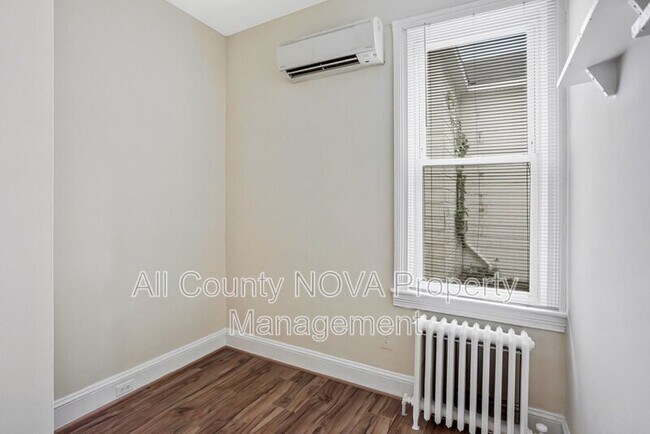 Building Photo - 305 9th St