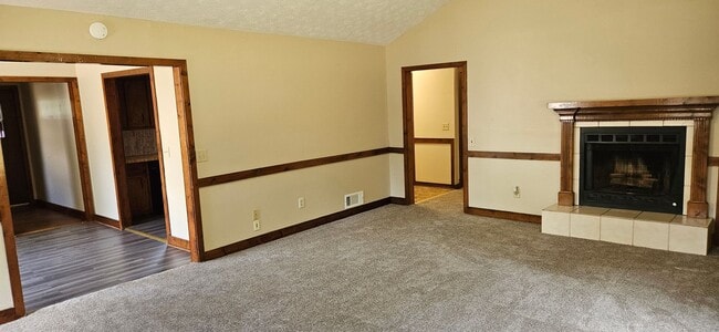 Building Photo - Spacious Home