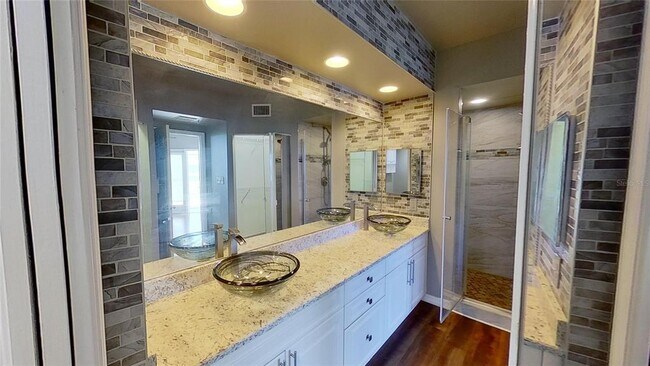 Building Photo - 6495 Shoreline Dr
