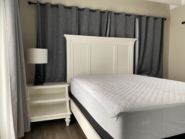 Building Photo - Charming & Private Furnished 1/1 in Croiss...