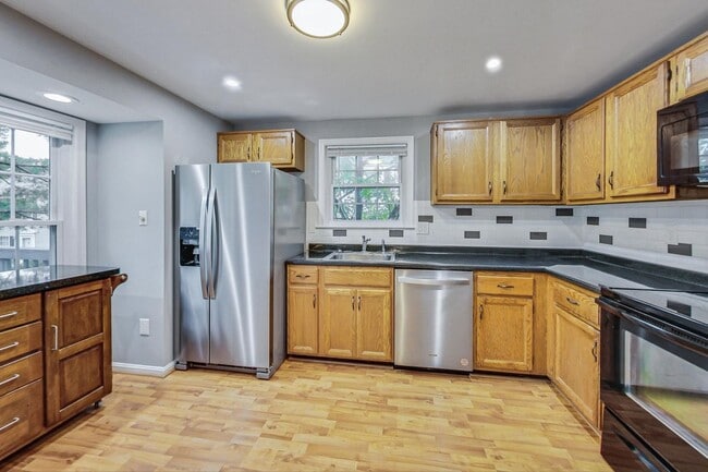 Building Photo - Beautifully maintained end unit Townhouse located in Stonebridge subdivision!
