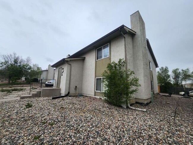 Building Photo - 2-Bedroom Apartment -Great Location! Limit...