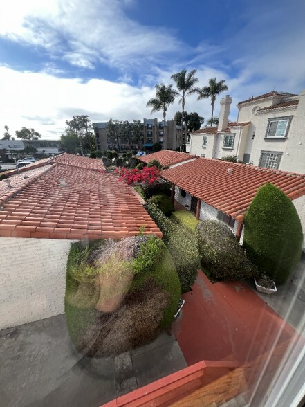 Building Photo - 7545 La Jolla Blvd