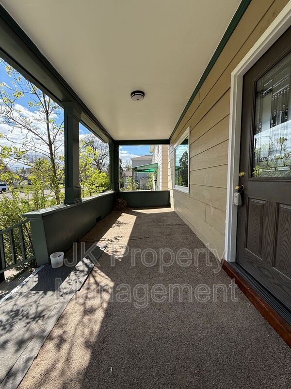 Building Photo - 913 5th Ave N