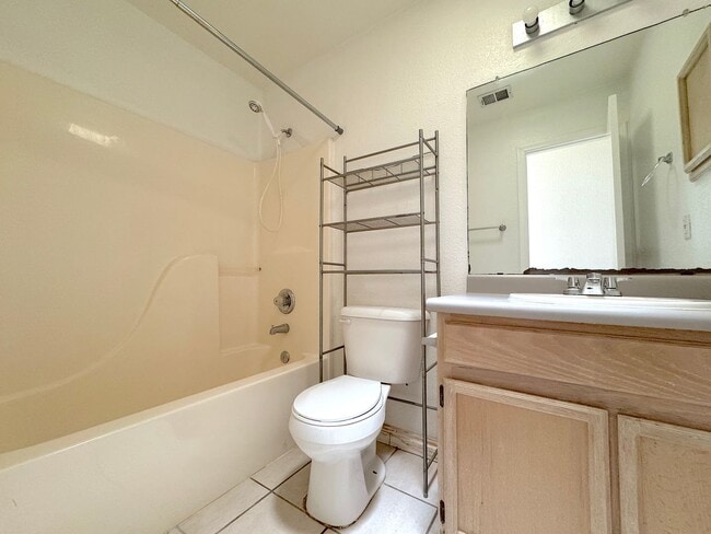 Building Photo - East El Paso 3 bed Refirg A/C