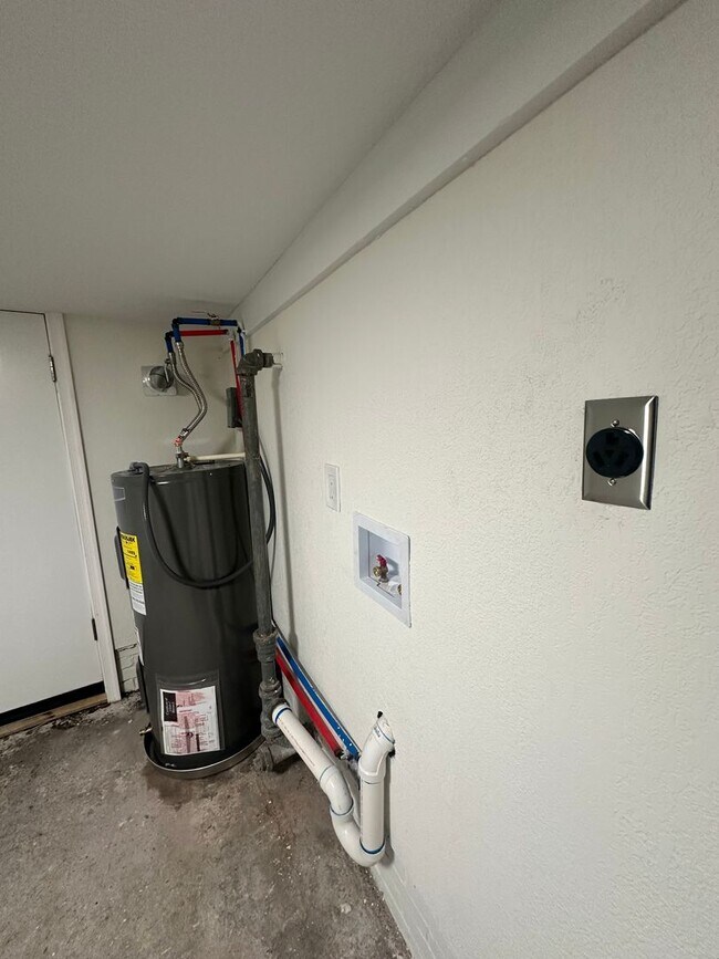 Building Photo - Newly renovated house for lease!