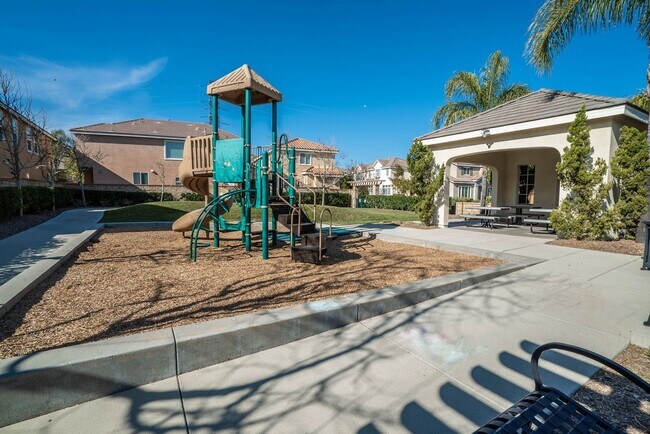 Building Photo - 3-Bedroom Townhome with Community Pool & S...
