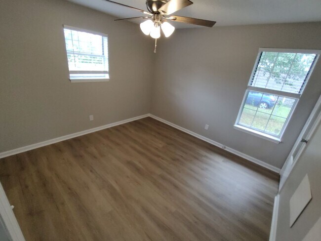 Building Photo - NEWLY RENOVATED 3 Bed/1.5 Bath close to CC...