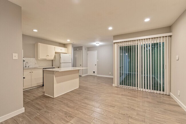 Building Photo - Beautiful 4 Bedroom, 2 Bathroom home in no...