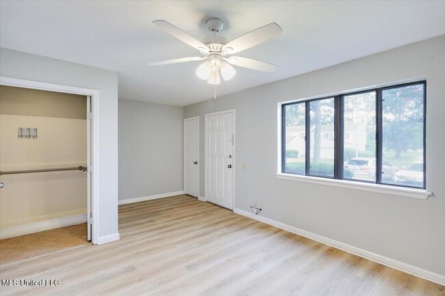 Building Photo - 167 Lakebend Cir