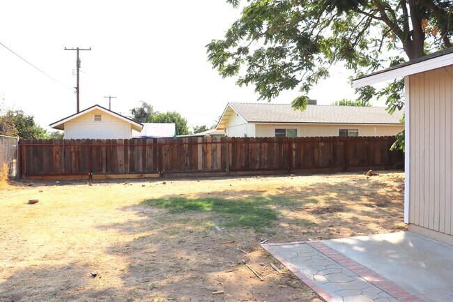 Building Photo - 400 S Crawford Ave