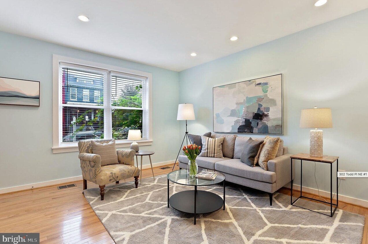 Building Photo - 302 Todd Pl NE