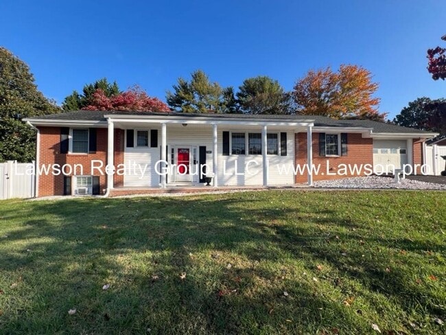 Primary Photo - Very Nice & Spacious Home in Hidden Valley...