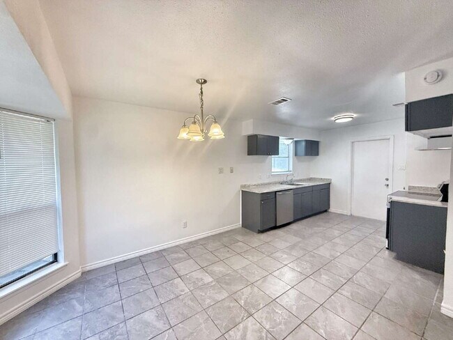 Building Photo - Move-In Special: 1 Month FREE (Applied to ...