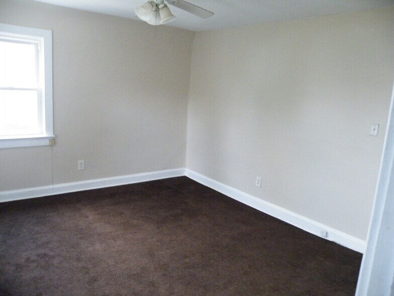 Living room - 48 E Summit Ave