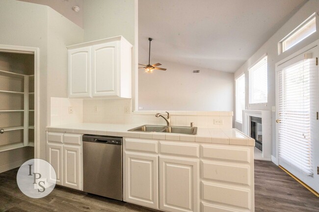 Building Photo - NorthWest Fresno Home, 3BR/2BA, Built 2005...