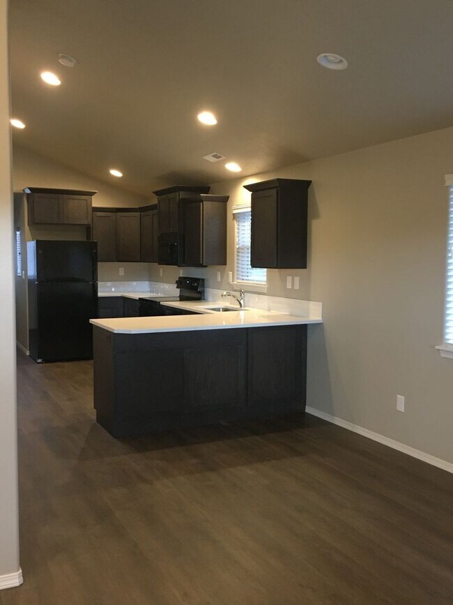 Building Photo - Newer 2 Bedroom / 1 Bathroom in SW Redmond