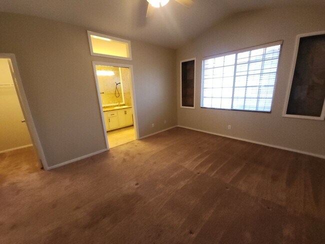 Building Photo - Immaculate Two Story Townhouse style Condo in Summerlin.