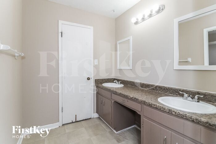 Building Photo - 2835 Twin Springs Dr