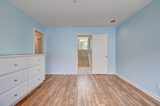 Building Photo - Beautiful downtown Penthouse. 1 bed/1 bath