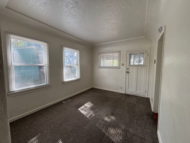 Building Photo - 1 Bedroom 1 Bathroom w/Office - Available ...