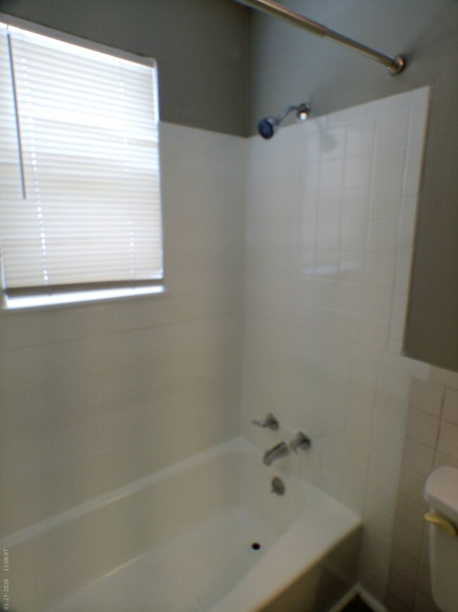 Building Photo - Cozy 2 bedroom and 1 bath apartment off 48th St to Gateway Ave off I-69 in Riverside, MO