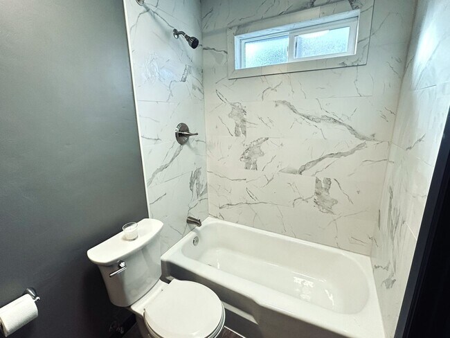 Building Photo - 2114 Allenhurst St