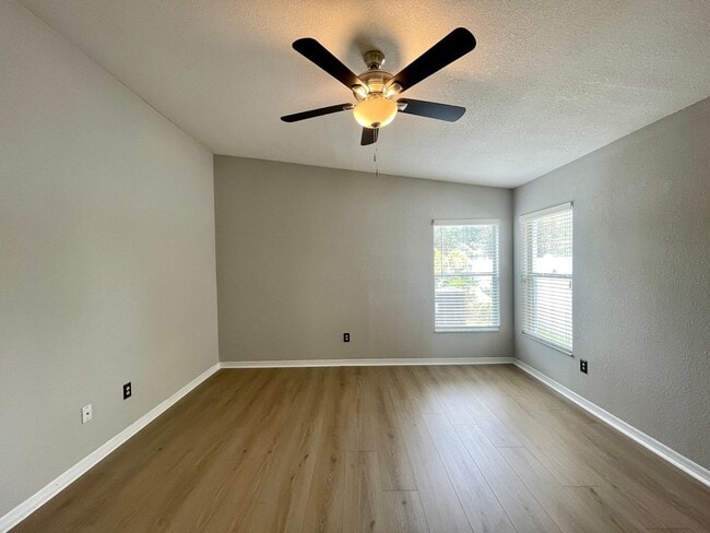 Building Photo - 3/2 ALAFAYA WOODS ADORABLE HOME in OVIEDO!