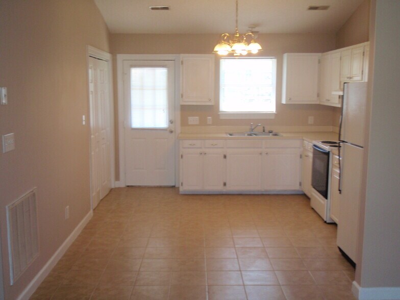Kitchen / Washer dryer hookup in closet - 560 Snow Hill St