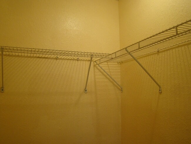 Building Photo - Spacious 2bd/2ba + up to 3 Months Off