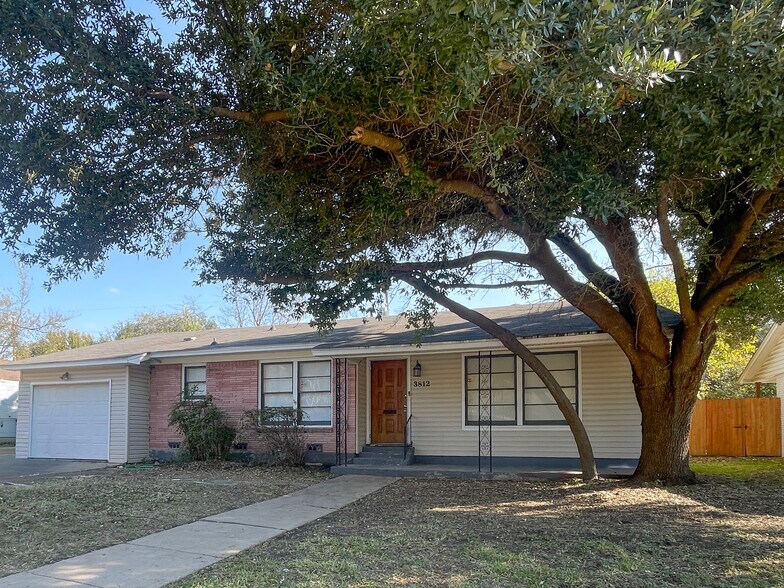 Building Photo - 3812 Pine Ave