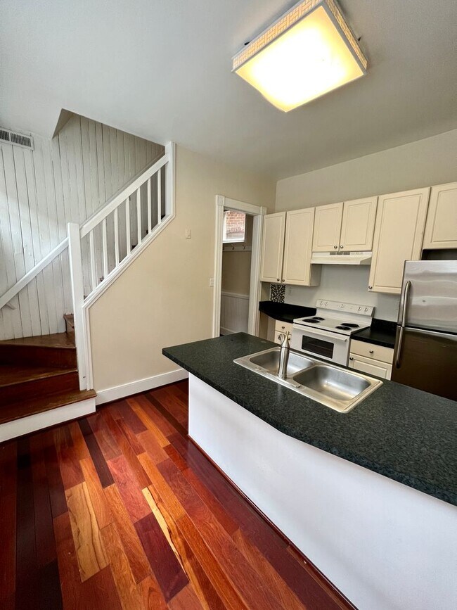 Building Photo - 212 W Main St