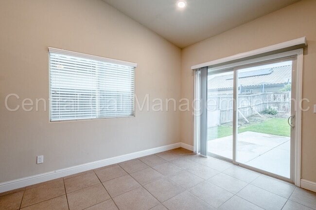 Building Photo - Large 4 Bedroom/2 Bath Home with Solar in Gossamer Grove - $2595 Per Month!