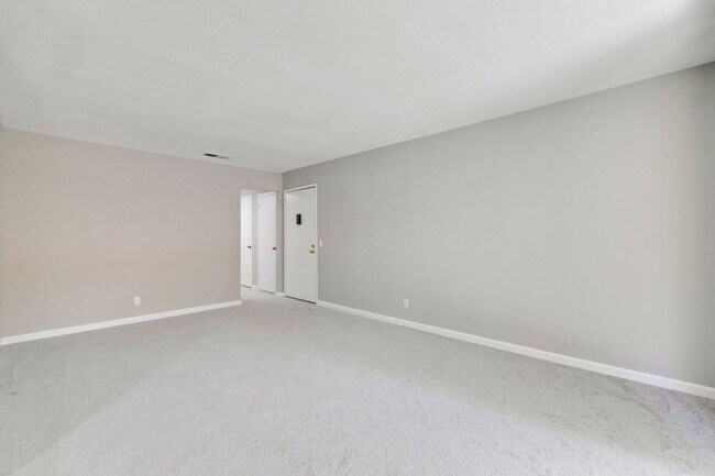 Building Photo - Wonderfully Remodeled 2 Bed, 1 Bath Condo w/ In Unit Laundry