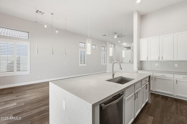 Building Photo - 7606 E Via Del Sol Dr