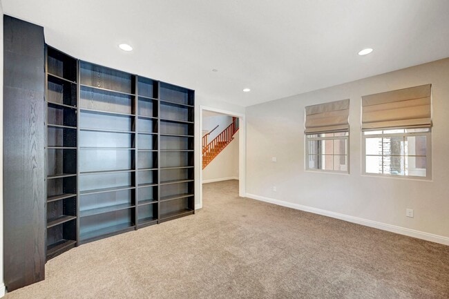 Building Photo - 4 bedroom home with 2 primary bedrooms! On...