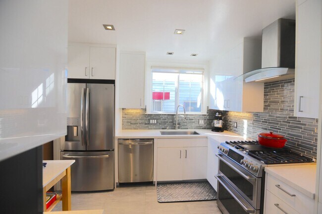 Building Photo - 140 Avalon Dr