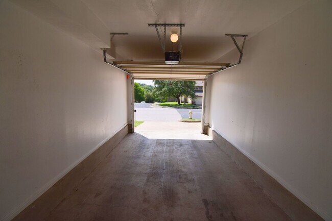 Building Photo - Hart Ln 6489