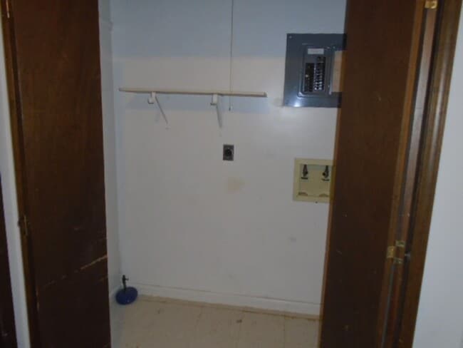 Building Photo - 706 Ridgewood Dr