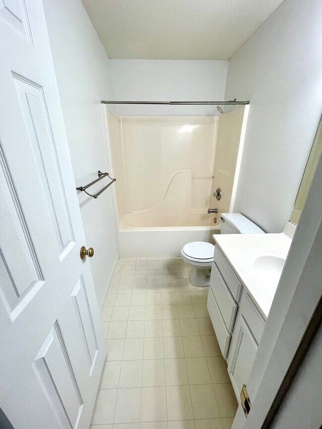 Building Photo - Spacious 3 Bedroom Home in South Columbia