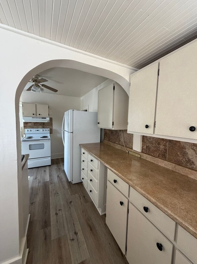 Building Photo - Large 3 bed 2 bath located close to downtown