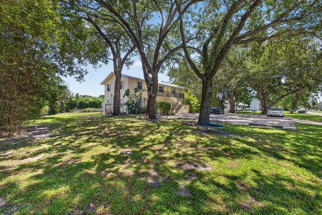 Building Photo - 708 SW Gardens Blvd