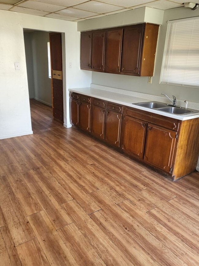 Building Photo - 1 bed house with washer dryer hook up