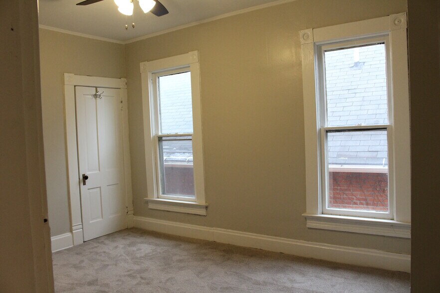 Building Photo - 554 E Sycamore St