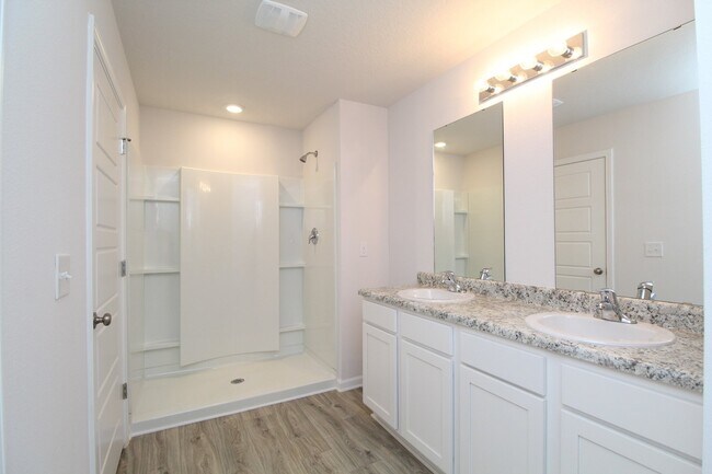 Building Photo - Modern 3BD/2BA in Ashland Manor – Open Lay...